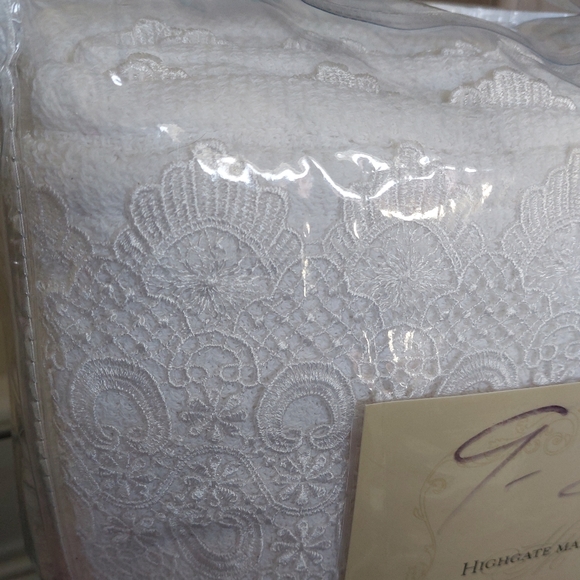 Highgate Manor Queen/Full White Lace Trim Blanket - NIP - Picture 3 of 11